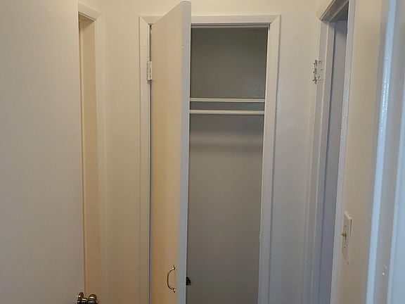 5th image of 322 1/2 Vernon Ave