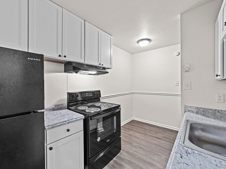 2 Bed, 1 Bath Townhome - Renovated
