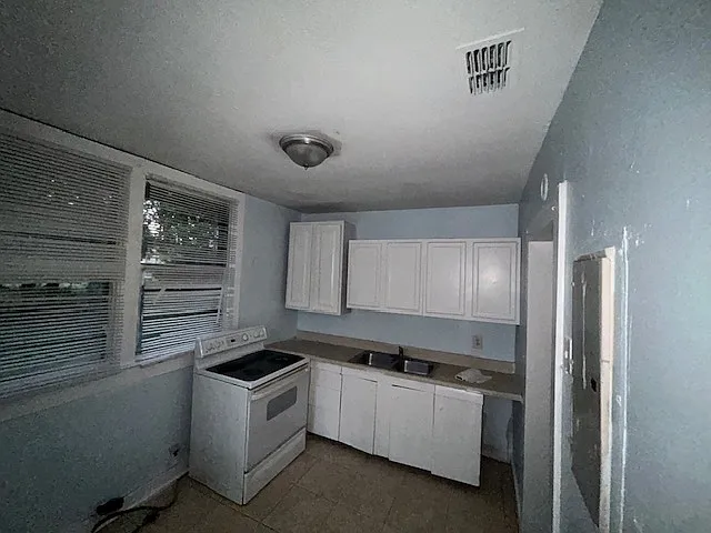 3033 Thomas St — Photo 4