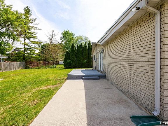 3rd image of 27272 Hopkins St