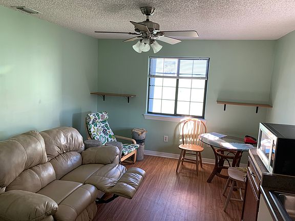 4th image of 10 Flagler Dr #B