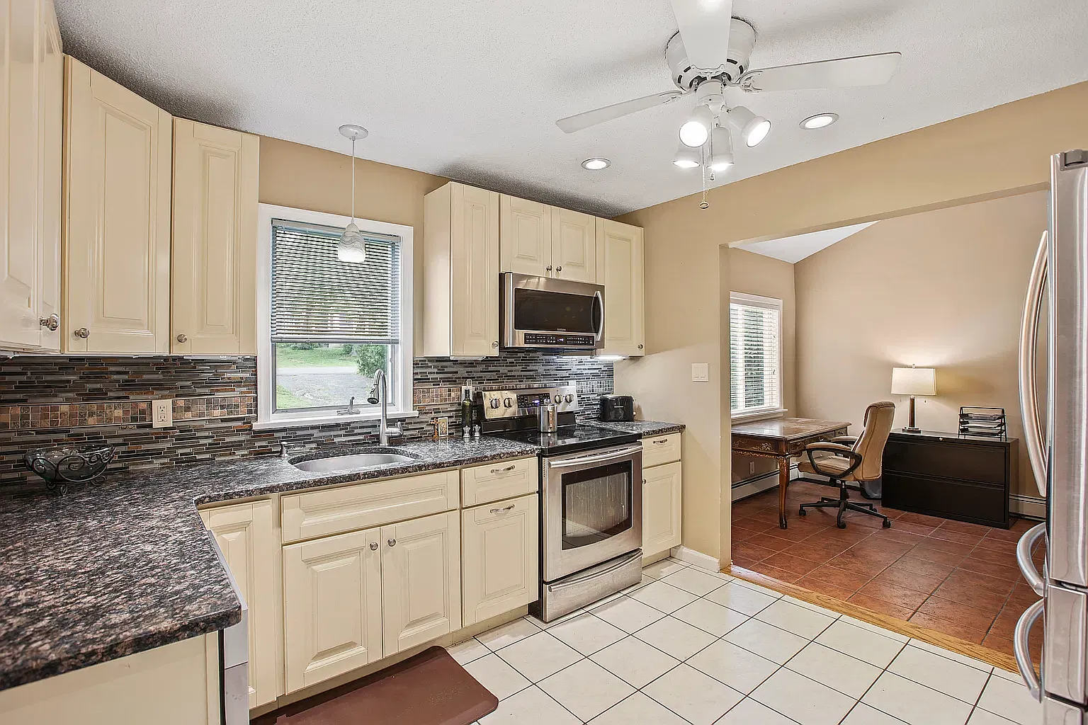 3 bed, 1599 sqft, $3,350 — Photo 2