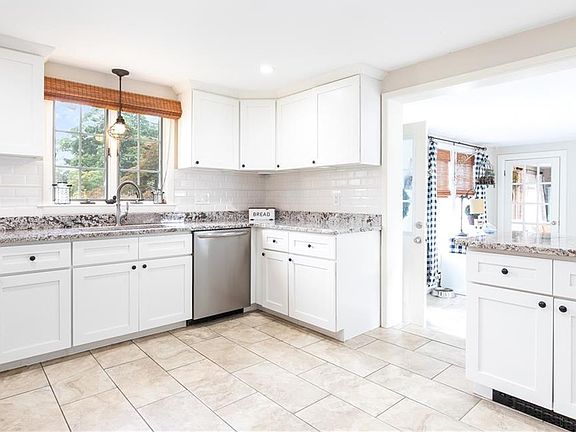 5th image of 793 Namquid Dr