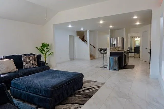 4 bed, 2.5 bath, 2909 sqft, $2,650 — Photo 3