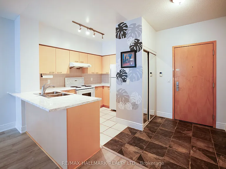 62 Suncrest Blvd #112 — Photo 2