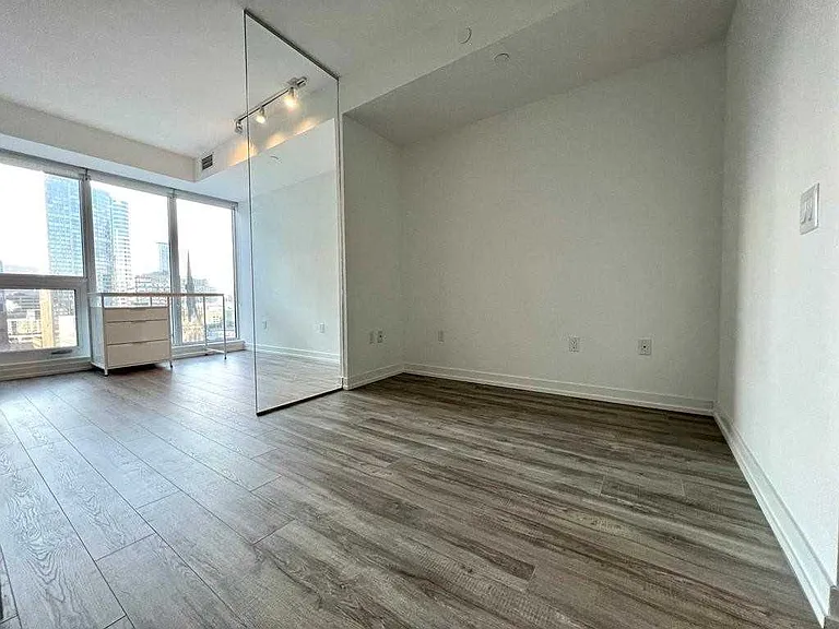 75 Shuter St #2015 — Photo 18