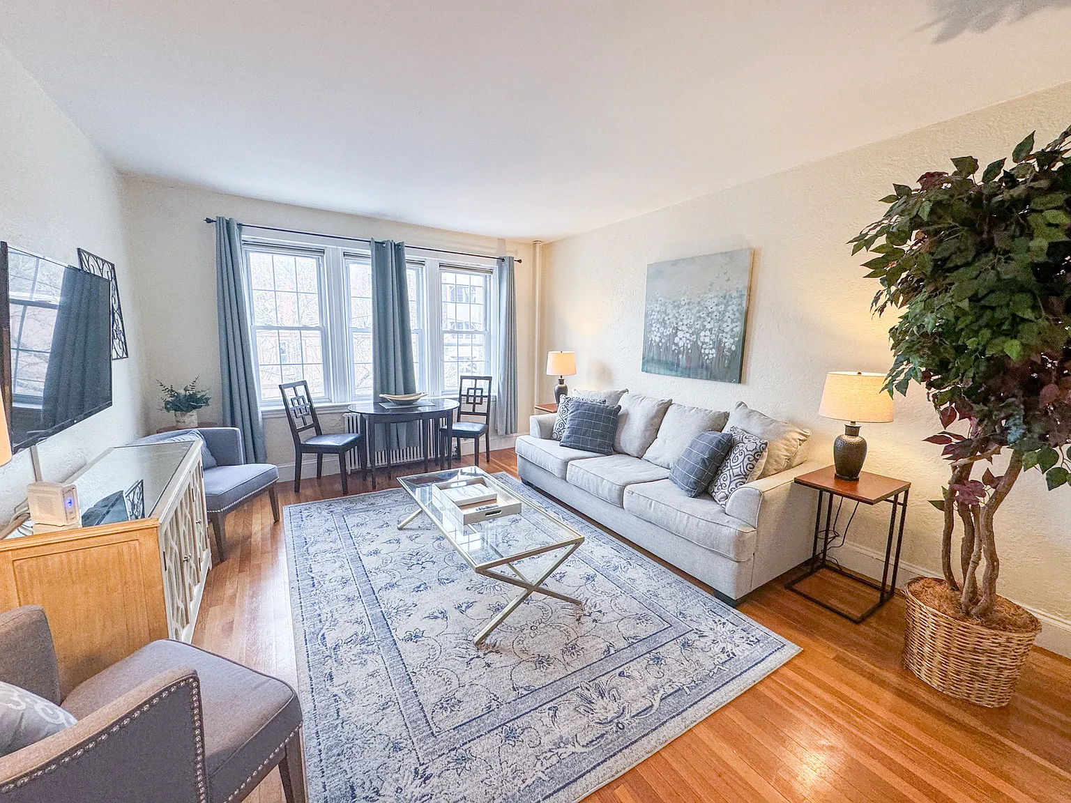 1 bed, 1.0 bath, 700 sqft, $3,800 — Photo 2