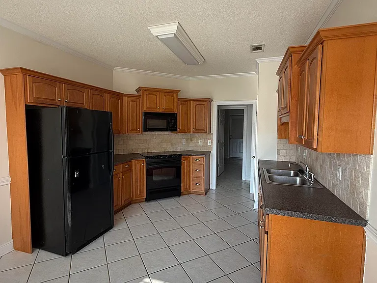 136 Roseine Dr — Photo 8