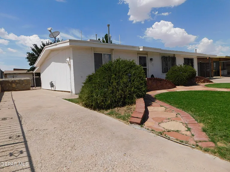 1013 Le Barron Rd — Photo 2