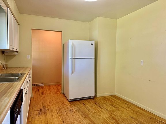 4th image of 835 Wheelock St