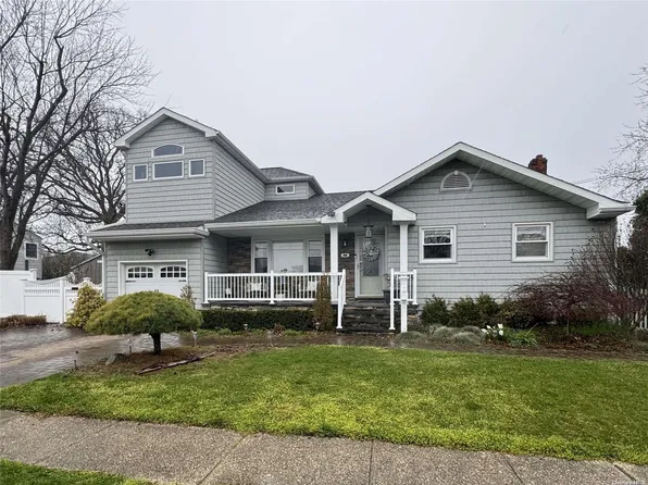 46 Prairie Lane, Lindenhurst, NY 11757