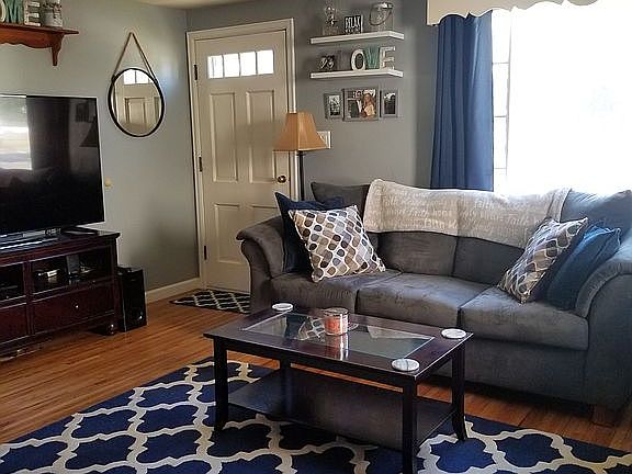 3rd image of 15 Greenleaf Ln