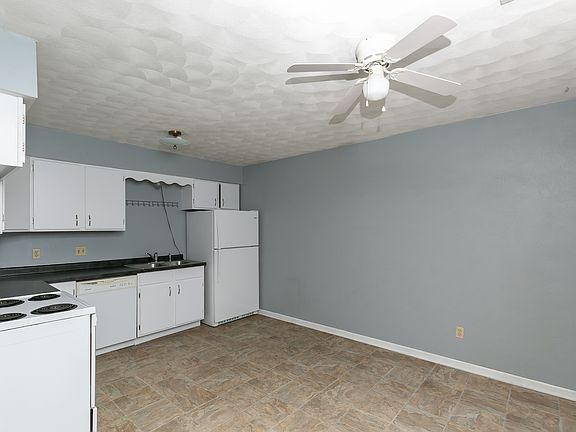 5th image of 3430 Holiday Ct #4