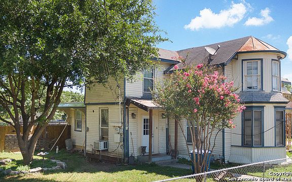 2nd image of 1131 Hays St