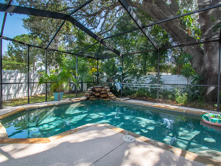 2420 Mineola Dr S — Photo 25