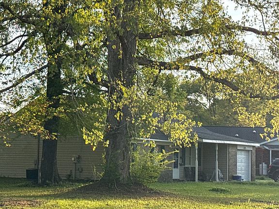 3rd image of 402 Sterling Rd