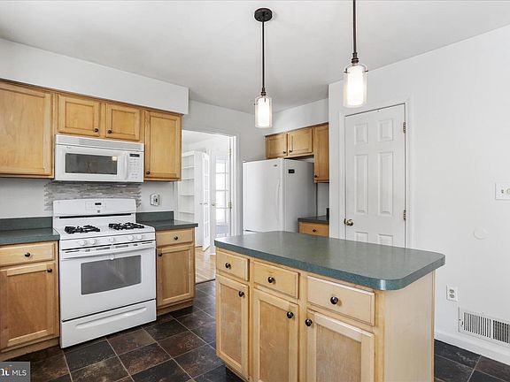3rd image of 10 Shoal Creek Ct