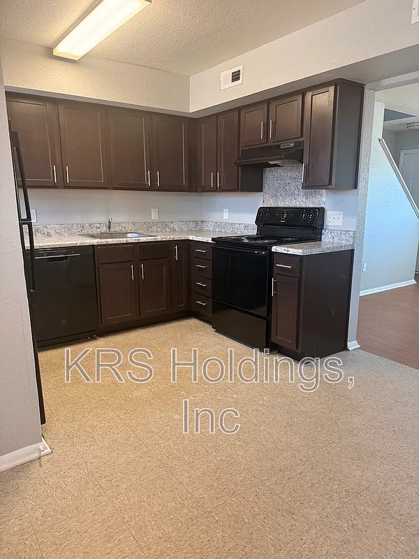 Soundview Townhomes — Photo 1