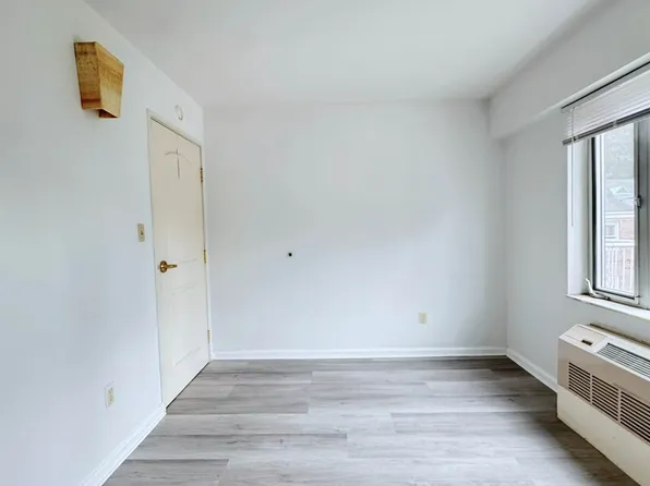 64-34 Grand Cent Parkway image 14 of 25