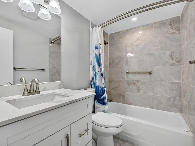 42 Easthampton B — Photo 24