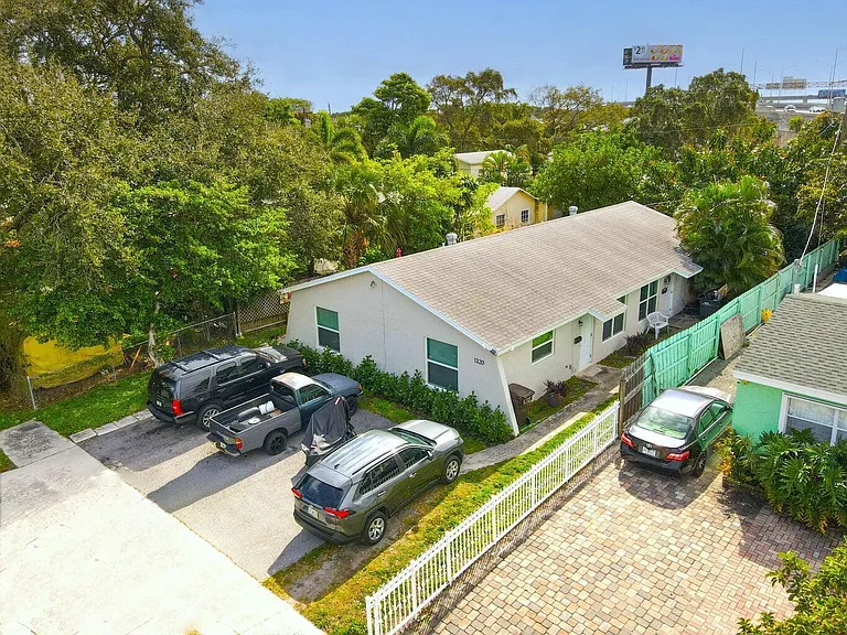 1320 Wellington St #B — Photo 2