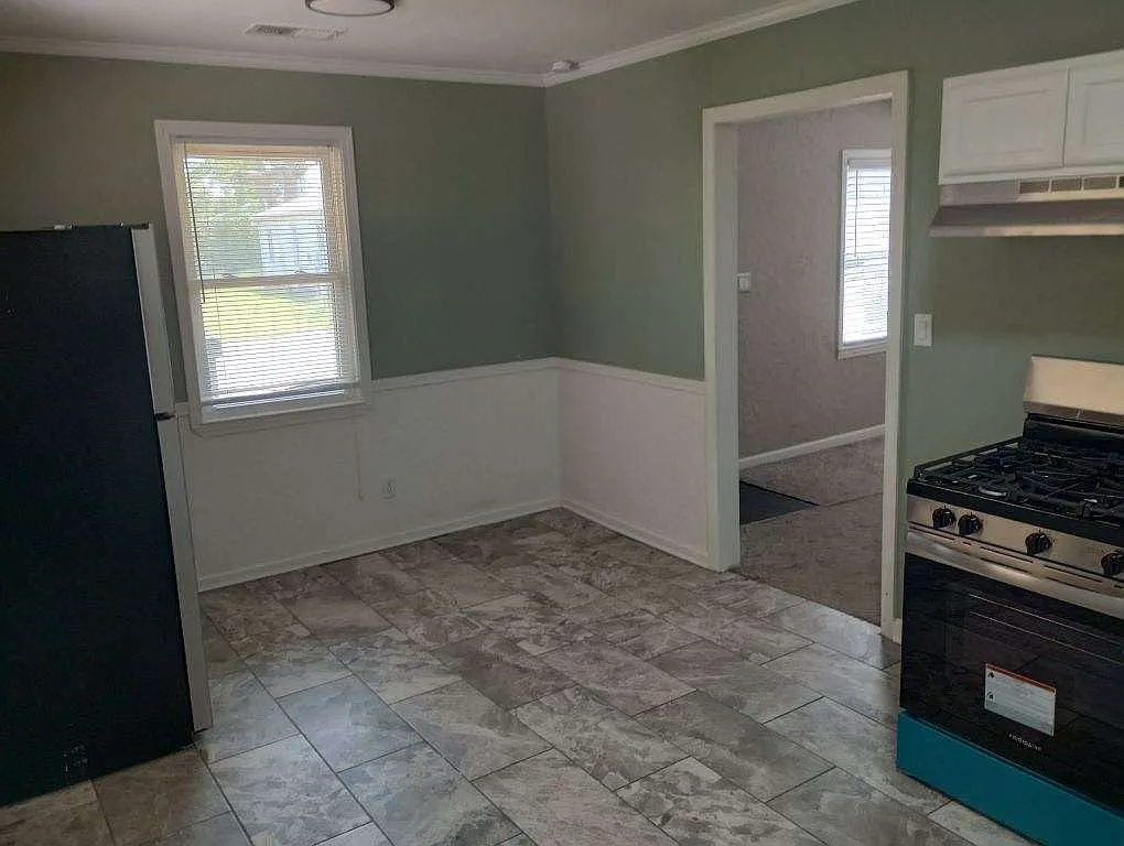 4 bed, 1696 sqft, $1,500 — Photo 2