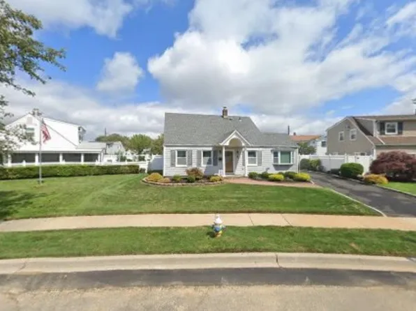 3 Appletree Lane, Levittown, NY 11756