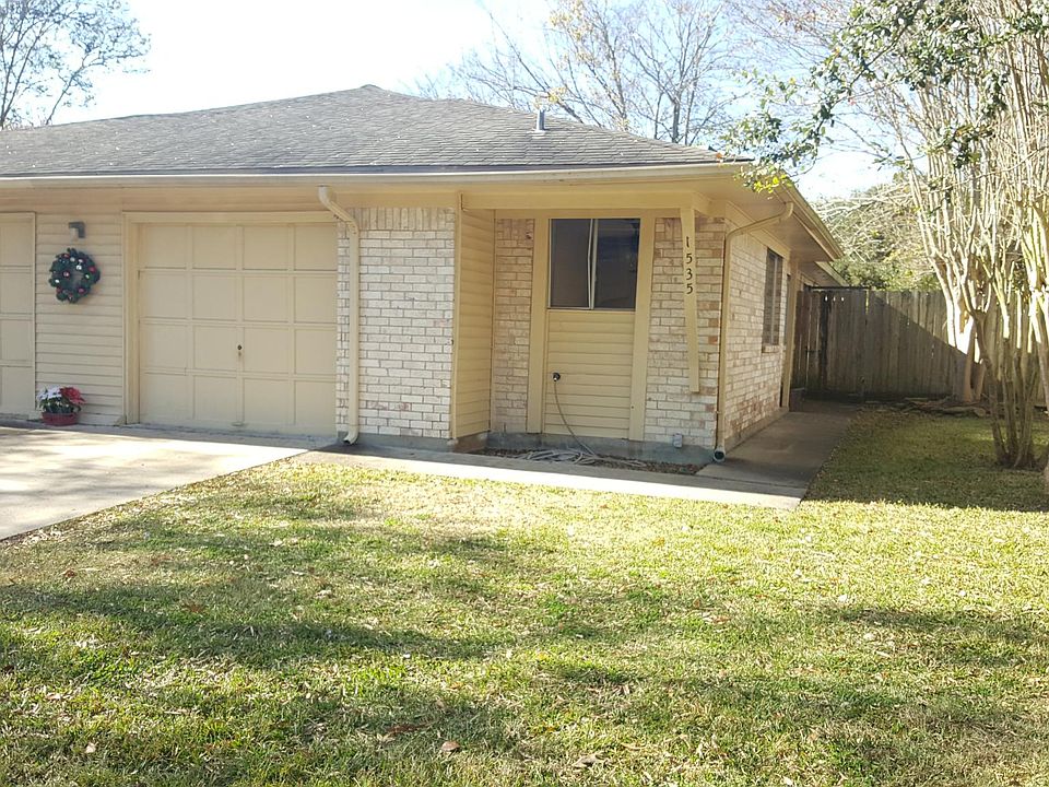 Front of home... charming! This home has never flooded!
