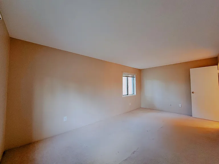 12 Village Green Ln — Photo 2
