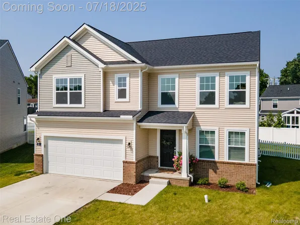 520 Lake Village Ave, Waterford, MI 48328