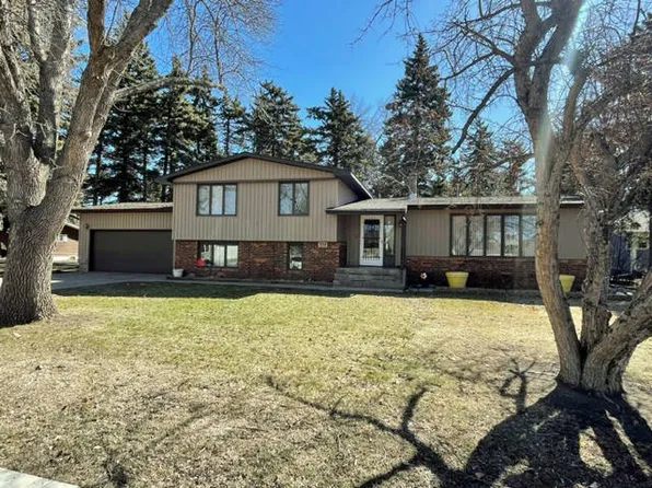 308 14th Ave SE, Devils Lake, ND 58301