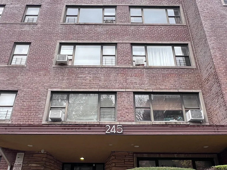 N Broadway — Photo 2