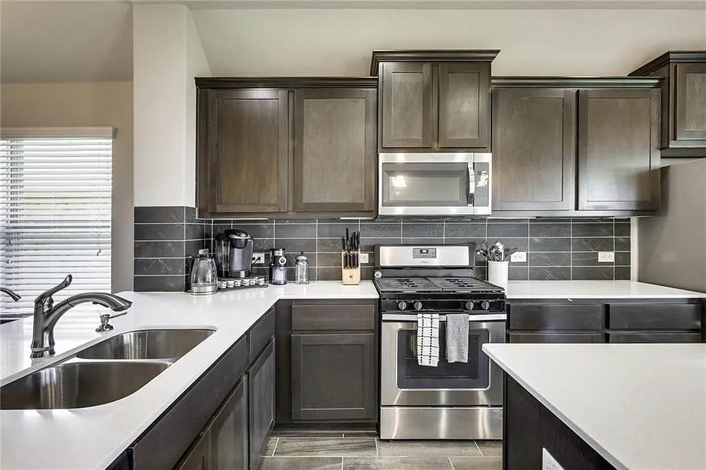 3 bed, 2.0 bath, 1866 sqft, $2,350 — Photo 3
