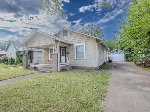 1104 W 4th St, Coffeyville, KS 67337