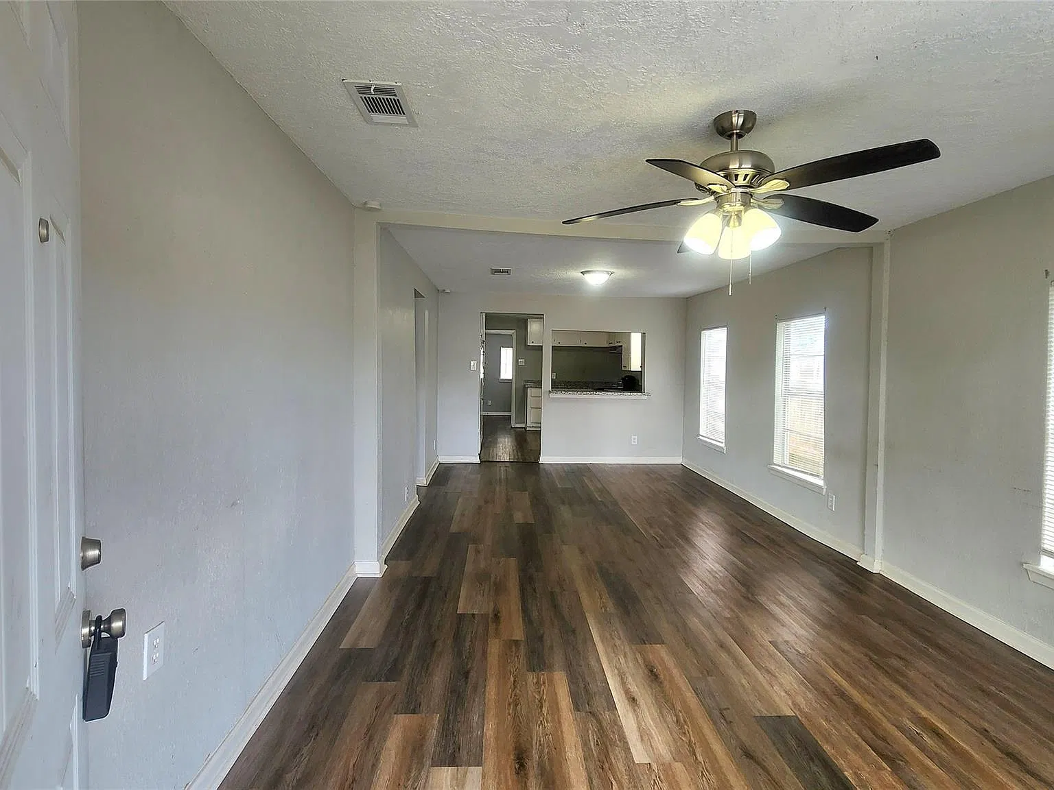 3 bed, 2.0 bath, 1300 sqft, $1,650 — Photo 2