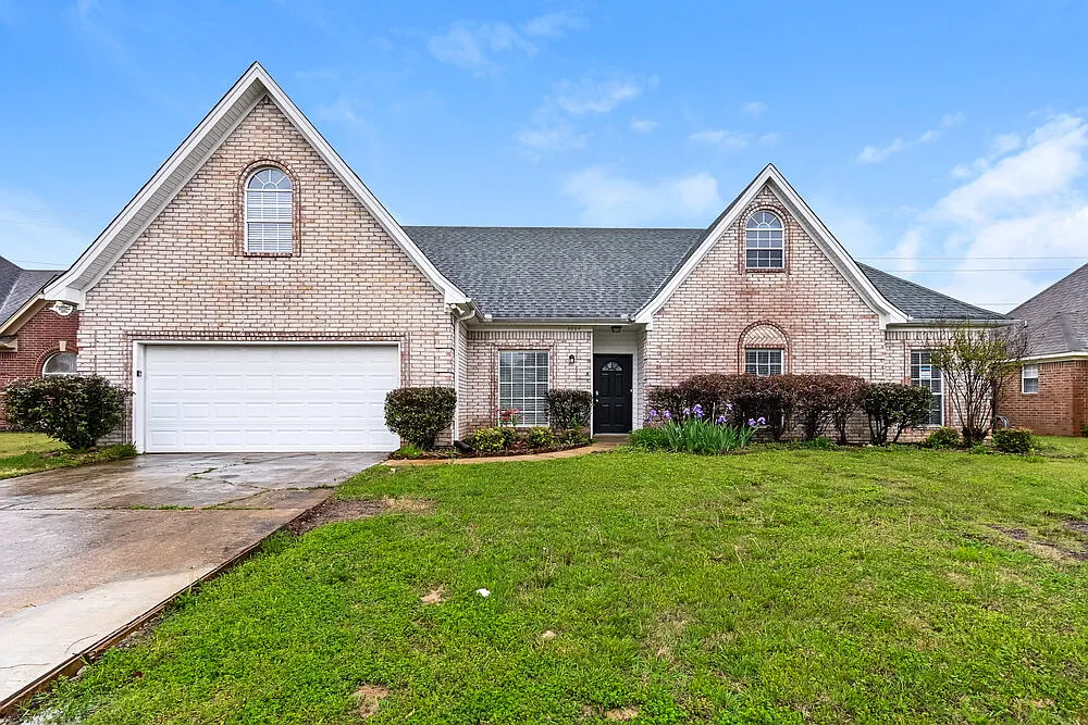 4 bed, 2.0 bath, 2173 sqft, $2,160 — Photo 1