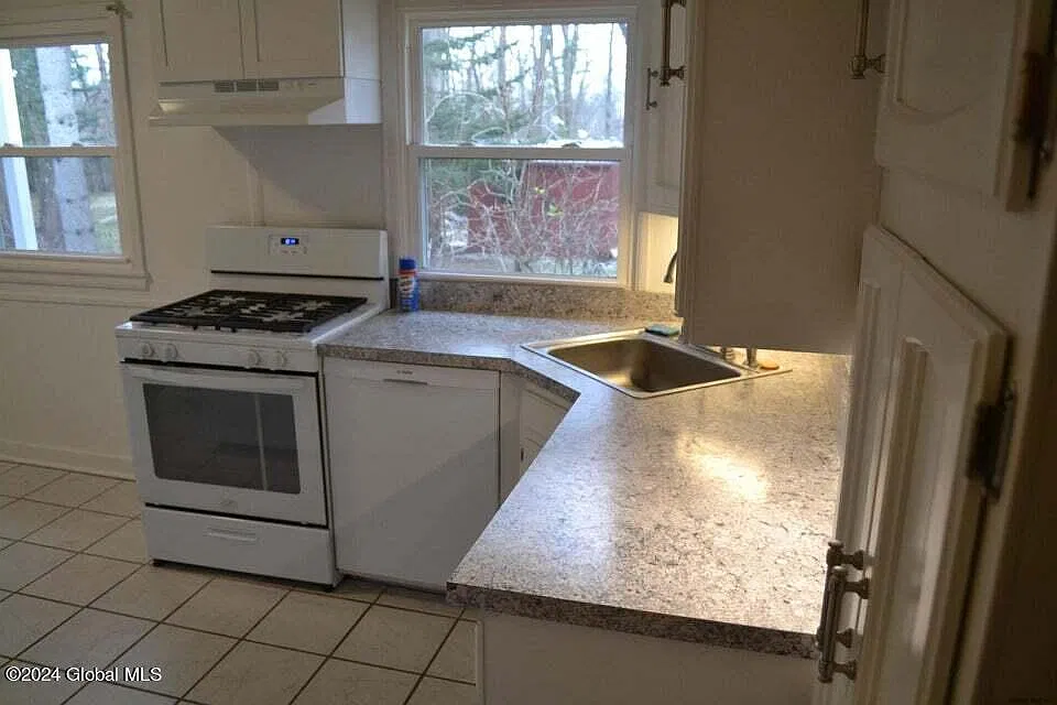 2 bed, 825 sqft, $2,000 — Photo 2