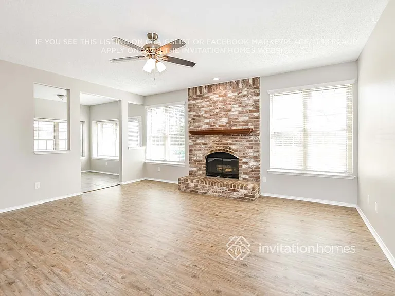 205 Moss Dr — Photo 2