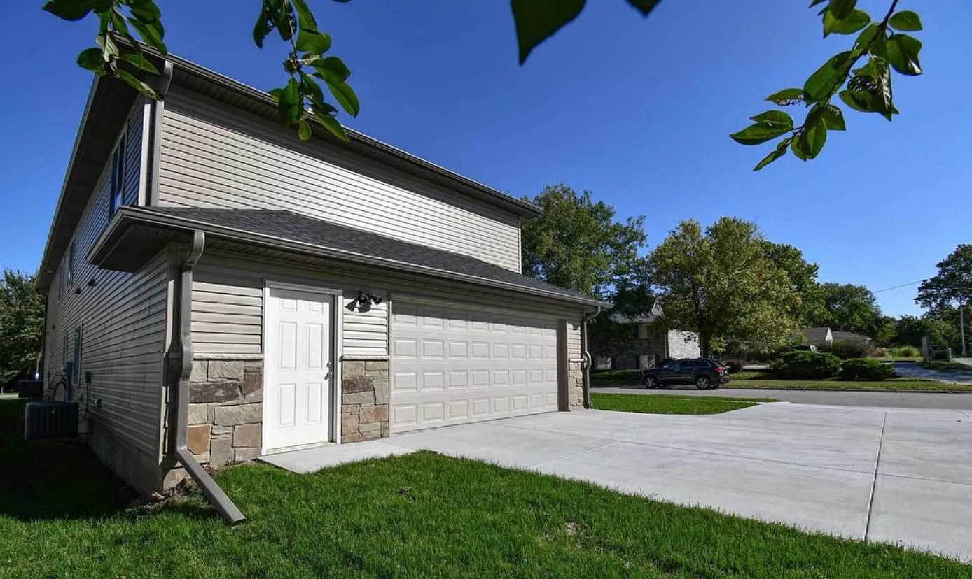 4243 Saint Paul Ave — Photo 4
