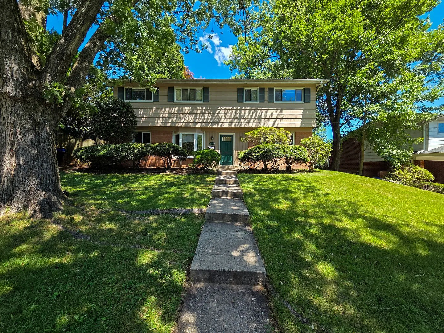 Fantastic 4 bedroom, 2 full bath, 2 half bath home in Close in Silver Spring! — Photo 2