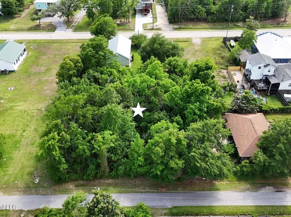 423 Water St, Waveland, MS 39576