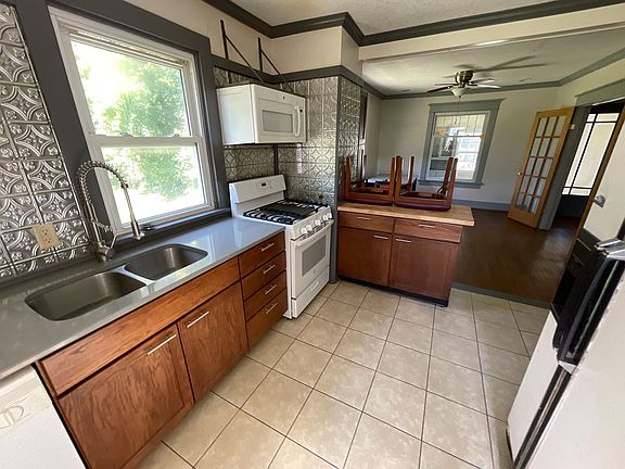 3rd image of 2624 Maumee Ave #1