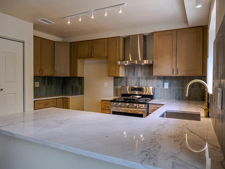 313 Renee Dr — Photo 4