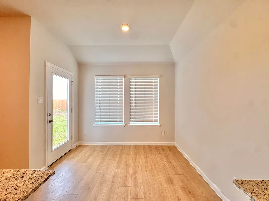 3 bed, 2.0 bath, 1263 sqft, $2,100 — Photo 4
