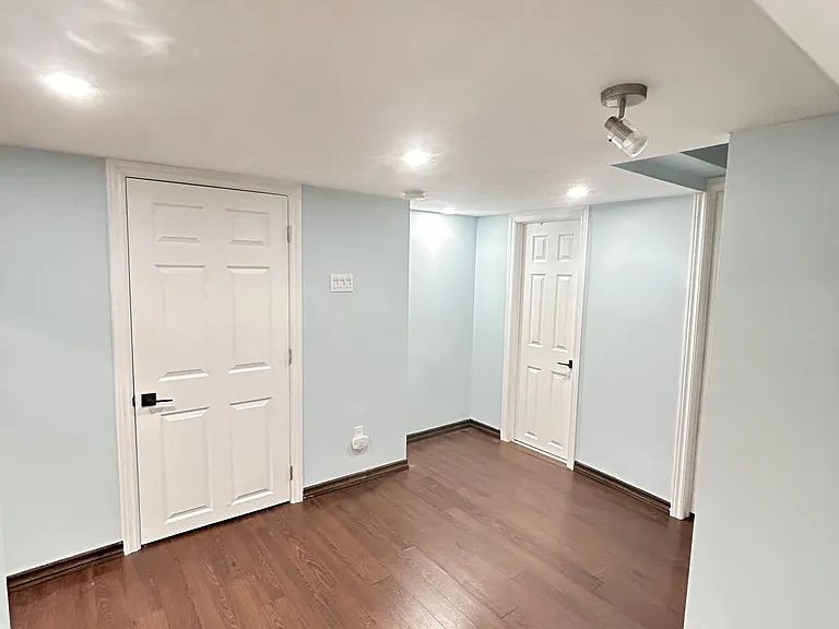1123 Woodward Ave — Photo 12