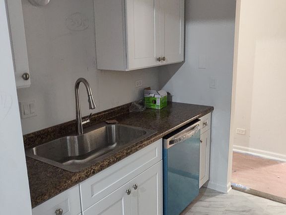 3rd image of 914 N Austin Blvd APT C2