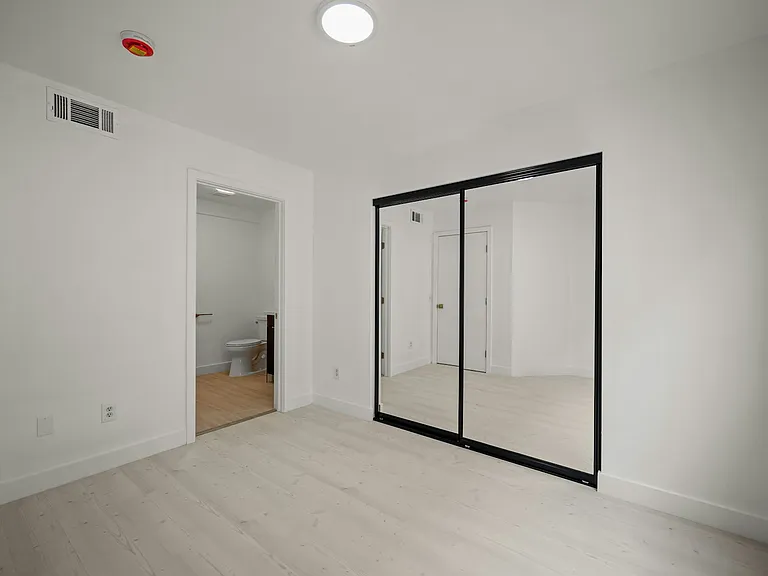 920 Everett St #E — Photo 16