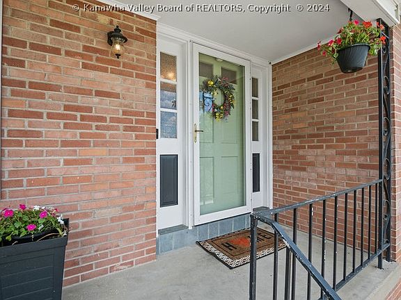 5th image of 405 Sheridan Cir