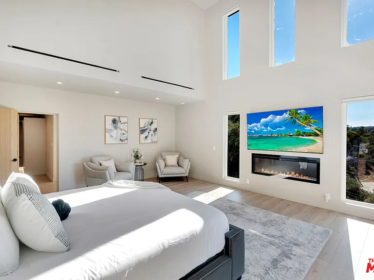 7966 Mulholland Dr — Photo 14