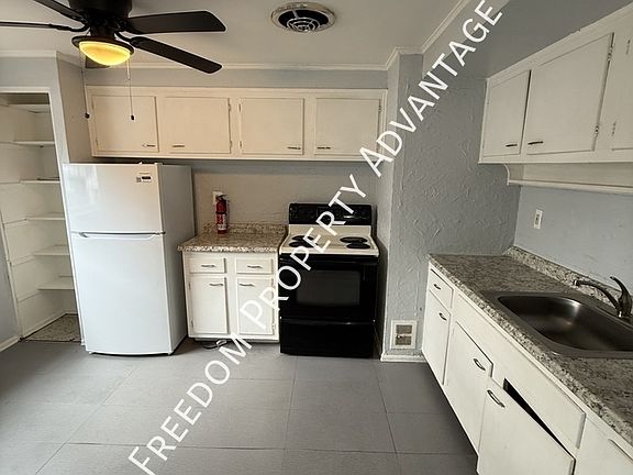 3rd image of 2415 Park Hill Dr